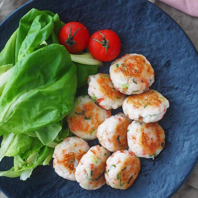 材料混ぜて焼くだけ！ふわっと香ばしいはんぺん海老だんご