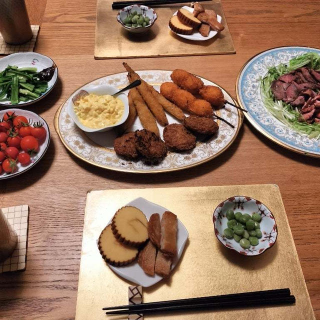 フライ盛り合わせ、ローストビーフサラダ、パリパリピーマンとか、買ってきたもの並べて。