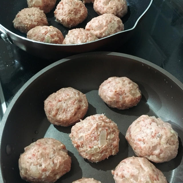 ハンバーグを仕込む。