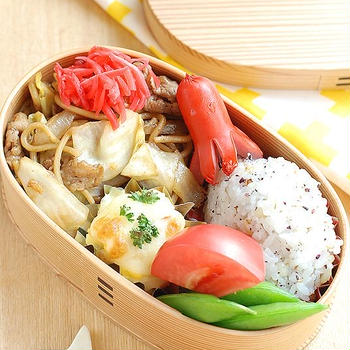 焼きそばオニギリ弁当【勘】