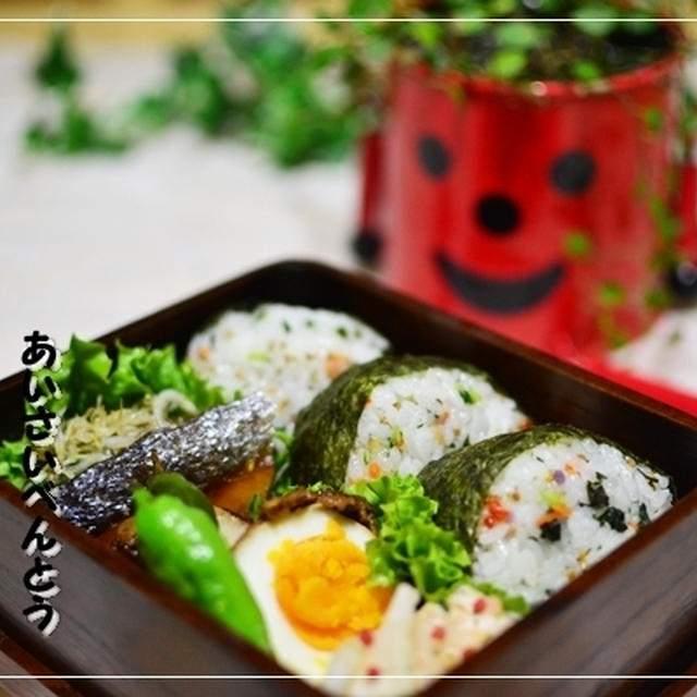 わかめご飯でおにぎり弁当♪