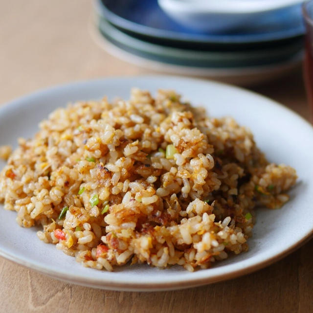 【レシピ】「しょうが豆板醤チャーハン」具は卵、白ねぎ、しょうがだけで満足