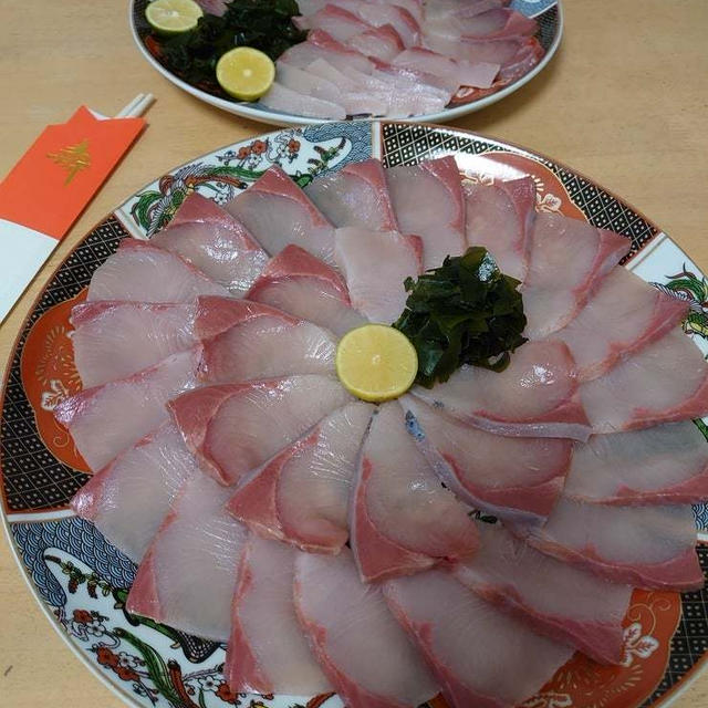 お正月にはブリ刺し、日本酒、干支送りのお菓子。
