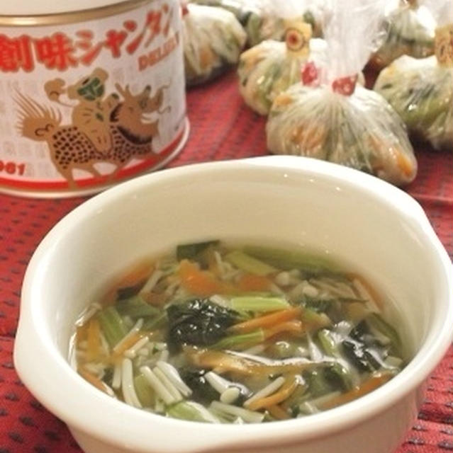 小松菜、安っ！ってことで、生姜の効いた中華風スープ玉を作り置き