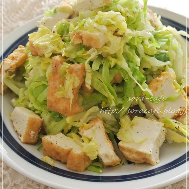 お手軽でモリモリ食べれる！！春キャベツと厚揚げのチーズ炒め【レシピ】