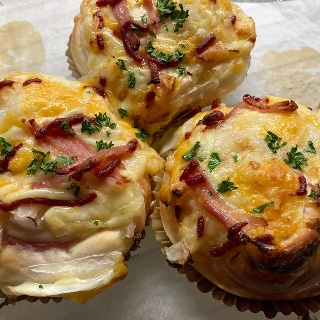新玉ネギとベーコンチーズパンと晩ご飯(トンカツ)