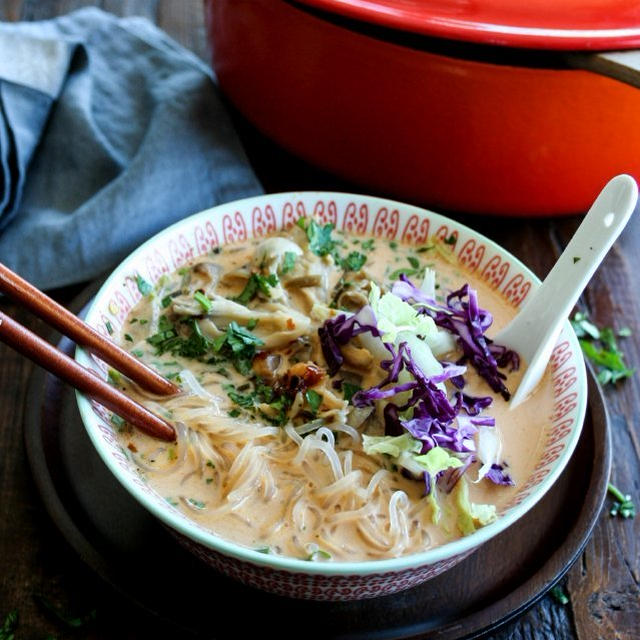 Mushroom Coconut Curry Noodle Soupきのこたっぷりタイカレーヌードルスープ