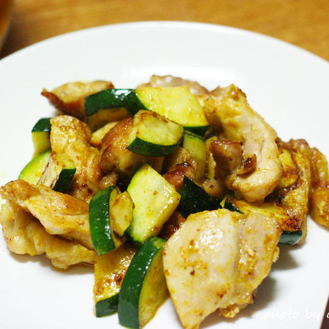 簡単♪鶏もも肉とズッキーニのカレー炒め