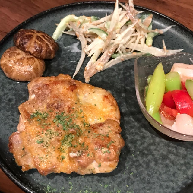 休み中の飯炊きおばさんが作ったメニュー(ポークとモッツアレラのポアレ風とか）