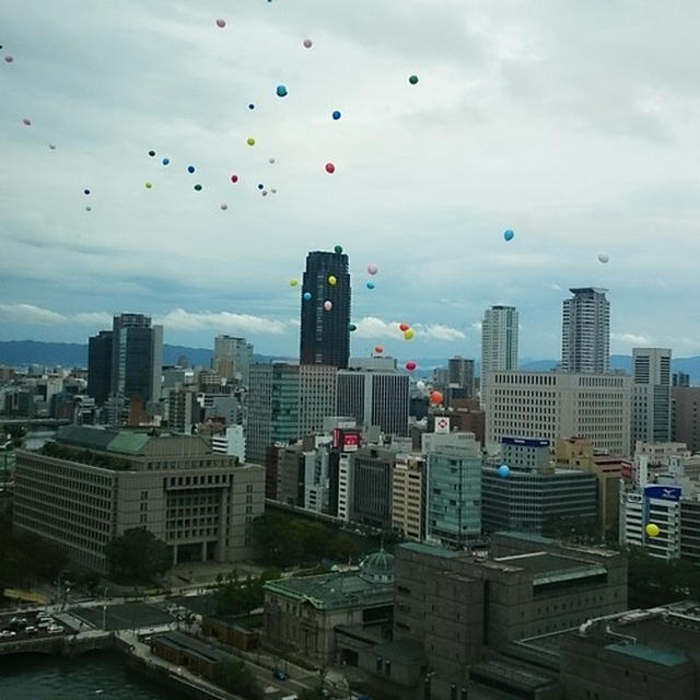 大阪の空に舞う風船を眺めながらクラブラウンジでアフタヌーンティー【ANAクラウンプラザホテル大阪】