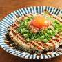 メシ通！「鶏皮の甘辛煮入りお好み焼き」、余った鶏皮で牛すじお好み焼き風