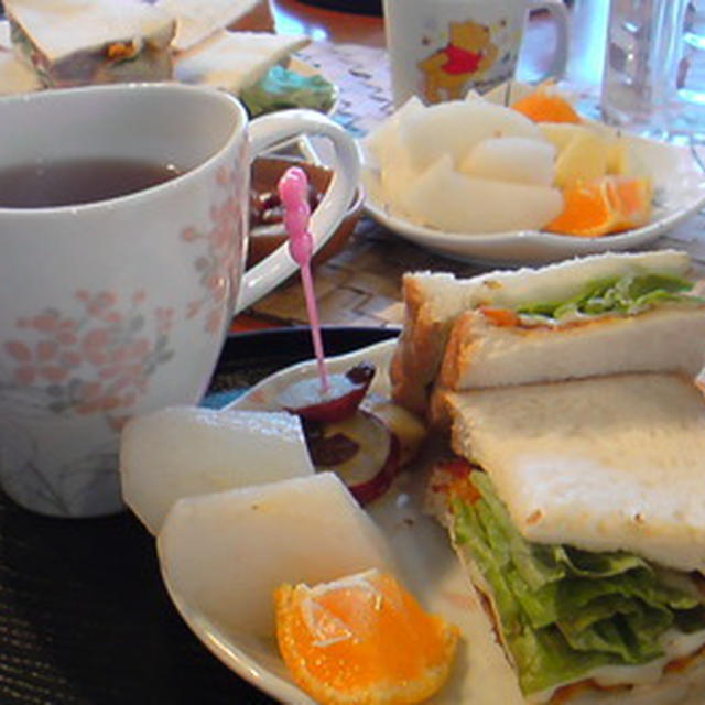 朝ごはんは「カレーサンド♪」