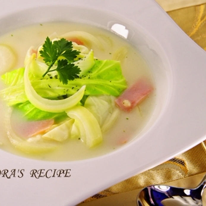 白くて四角いスープ皿に盛られた、春キャベツと新玉ねぎのミルクスープ