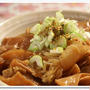 《居酒屋メニューde晩ご飯》牛筋と結び白滝の煮付け／海老の唐揚げ／サラダ／お吸い物です。
