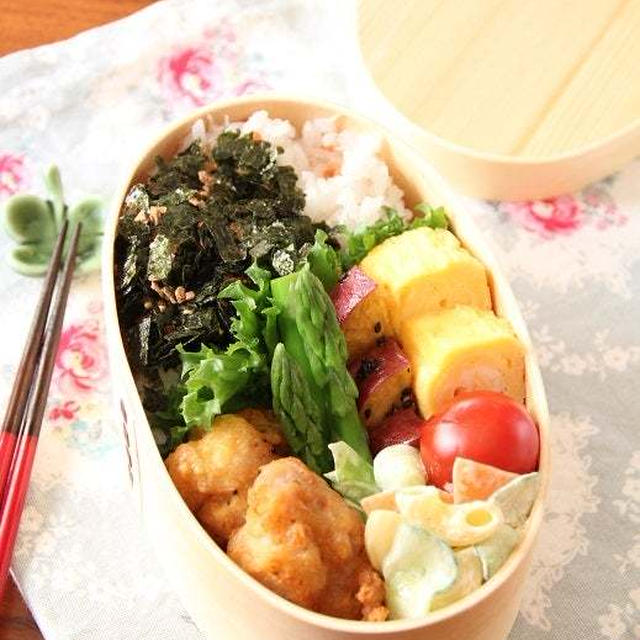 のり弁（鶏の馨チーズ唐揚げなど）。
