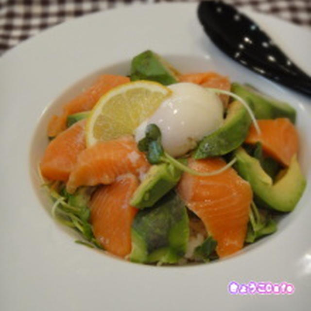 カフェ飯★アボカドサーモンごはん(画像のみ）