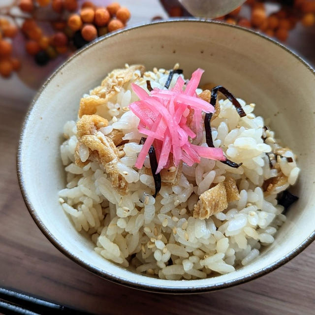 いなり寿司風【油揚げと塩昆布の混ぜごはん】簡単で優しい味のほっこりごはん