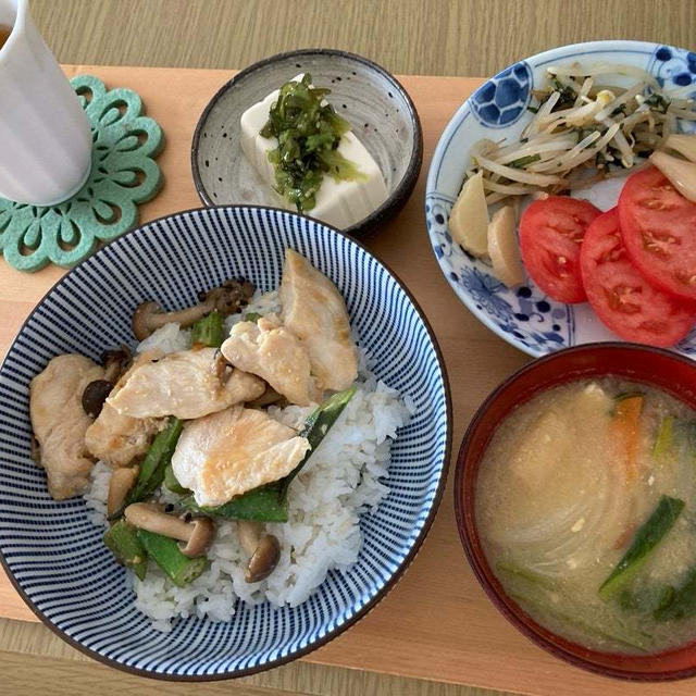 鶏胸肉とオクラのニンニクみそ丼(レシピ有り)のお昼ご飯