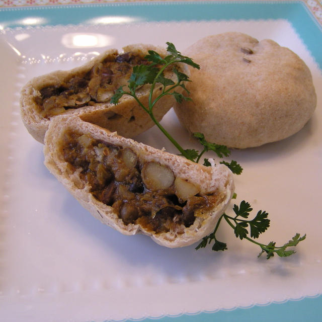 エンドウ豆とレンコンの味噌カレーパン