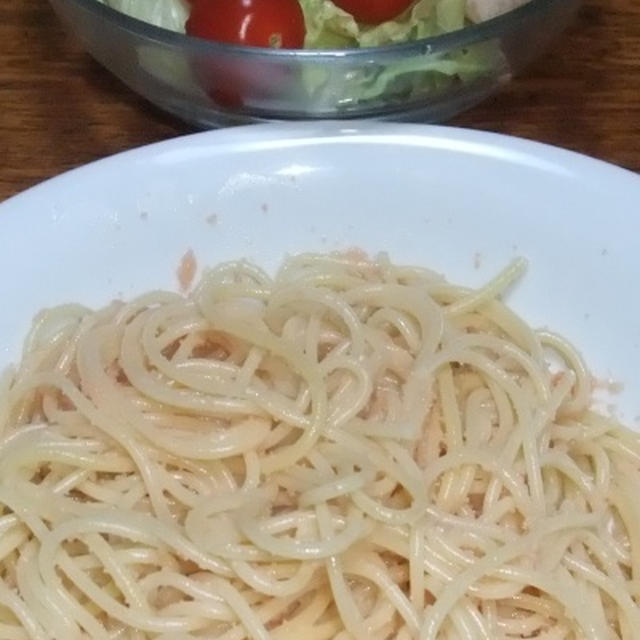 たらこスパゲッティとサラダ