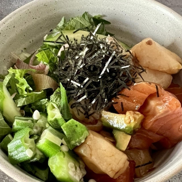 【レシピ】 刺身用サーモンと玉ねぎドレッシングだけ！子どもも喜ぶ簡単サーモン丼