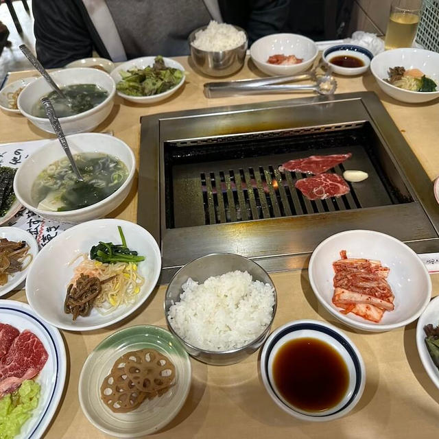 中野の老舗「焼肉とらじ」でランチ。美味しいお肉と多いおかずに満足でした！