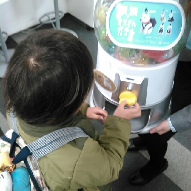 ソフトバンクで光るお父さんが当たるガチャガチャやってます♪