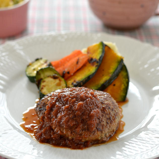 定番！オニオンデミグラスソースハンバーグ。ヘルシーマカロニサラダ。の晩ご飯。