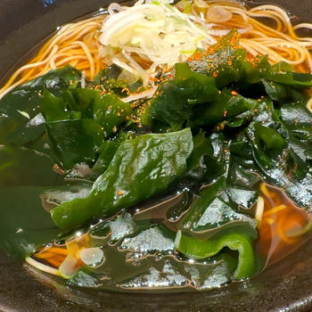 立ち蕎麦行脚「文殊大手町店のわかめそば」