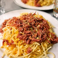 簡単なのに豪華に見える♪シュレッドビーフ彩りパスタ