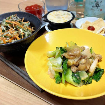 鶏肉と長葱照り焼き　にんじんと胡瓜と蒸し鶏の胡麻サラダ　の献立。