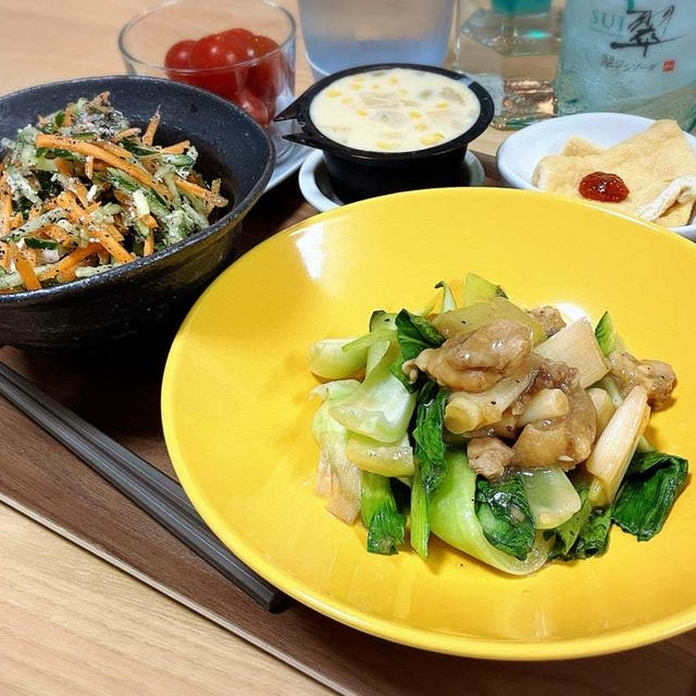 鶏肉と長葱照り焼き　にんじんと胡瓜と蒸し鶏の胡麻サラダ　の献立。