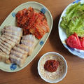 ポッサムの韓国人気レシピ。柔らかい茹で豚・蒸し豚にキムチとタレを添えて