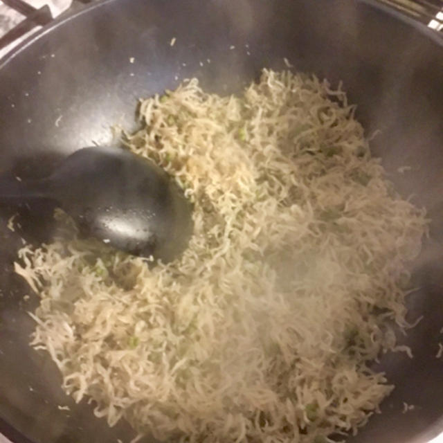 冷凍の実山椒でちりめんを炒る
