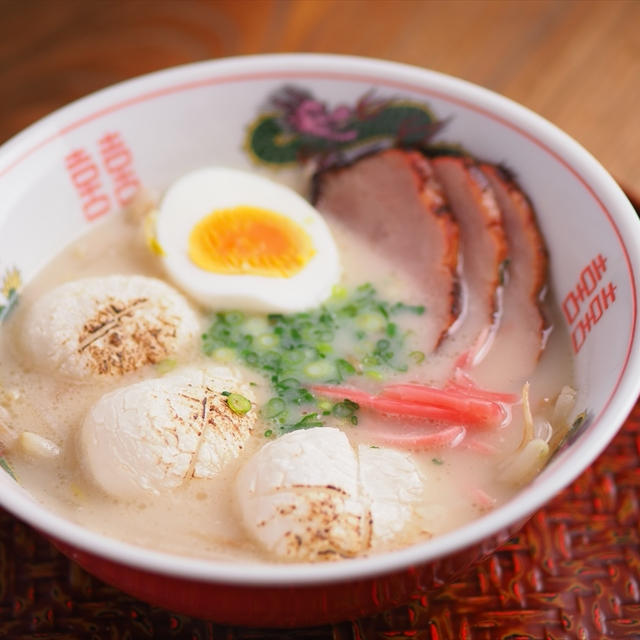 残った餅が秒でなくなる！　麺無しラーメン雑煮　、　ラーメンスープに餅は合います！