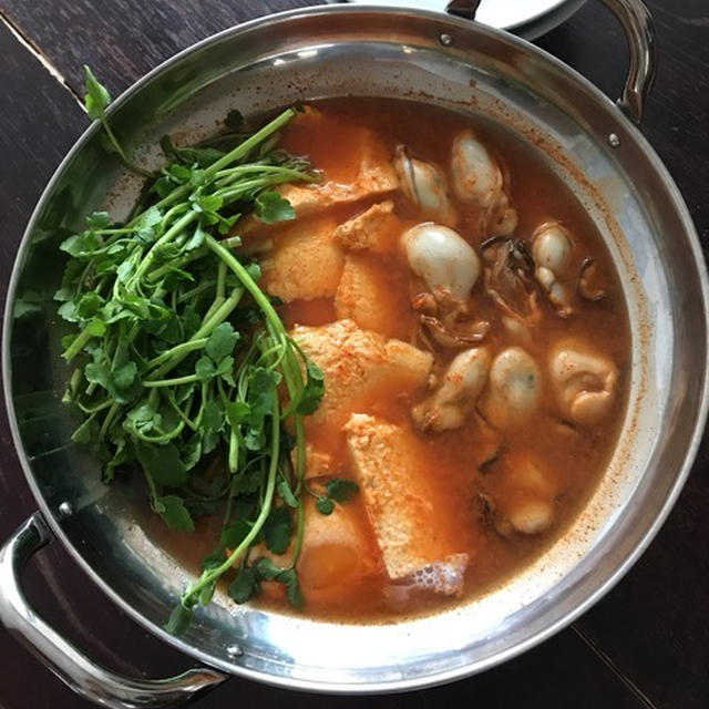 寒い日の「豆腐と牡蠣のチゲ」。