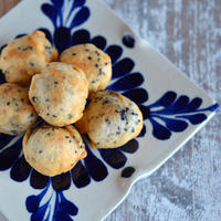 ガパオ味の、黒胡麻入りゼッポリーネ。