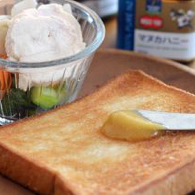 ココナッツオイルトーストとマヌカハニーの朝ごはん。