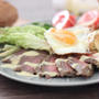 ローストビーフと焼き玉ねぎのペイザンヌサラダ