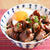 デミグラサイコロステーキ丼、目玉のっけでスタミナモリモリ！