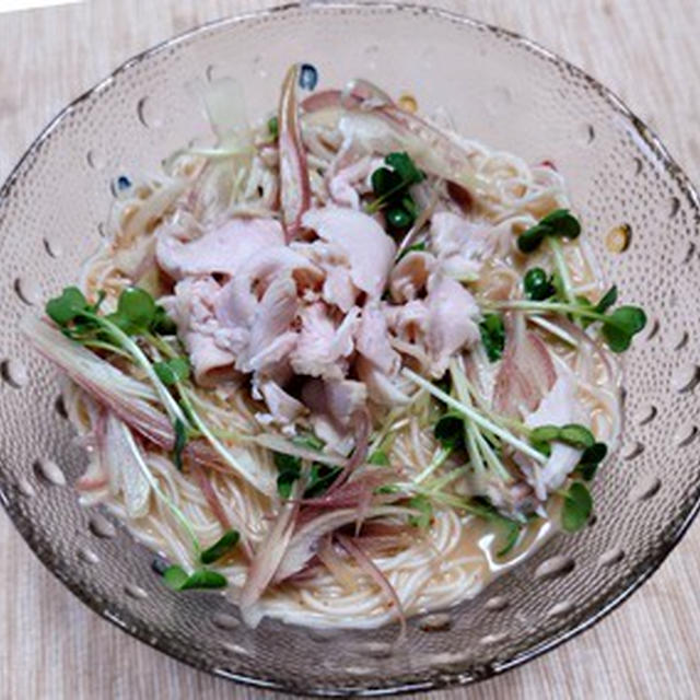 鶏むね肉とミョウガの胡麻つゆそうめん