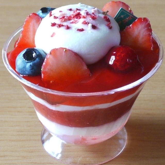苺のパフェ シャトレーゼ
