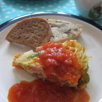 「ソーセージと野菜のパスタオムレツ　～完熟トマトソース添え～」