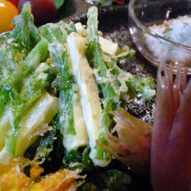 まこもたけと春菊のかき揚げと牛肉の香味野菜サラダの献立　夕ご飯