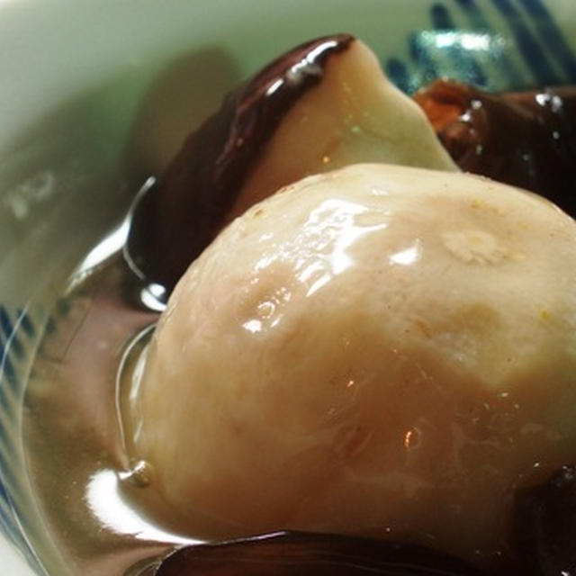 里芋の茸餡：出汁が透明感のある餡で茸と里芋をすっぽりと包んだ煮物