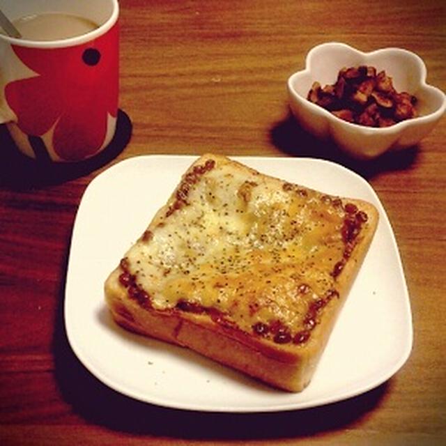納豆トーストときな粉豆乳ラテの朝食