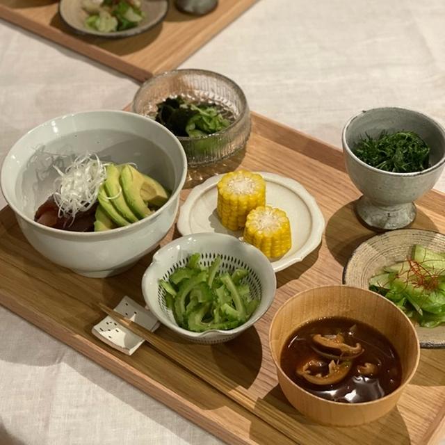 冷凍でサクッとできる、アボカドマグロ丼定食の夜ごはん