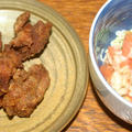鶏の唐揚げとトマトと玉ねぎのサラダ