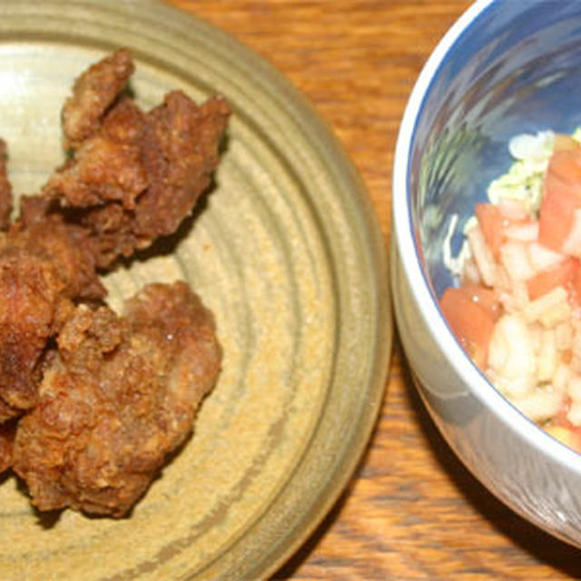 鶏の唐揚げとトマトと玉ねぎのサラダ