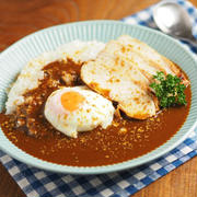 自家製サラダチキンと電子レンジ落としたまごでタンパク質強化レトルトカレー、レトルトカレーアレンジ